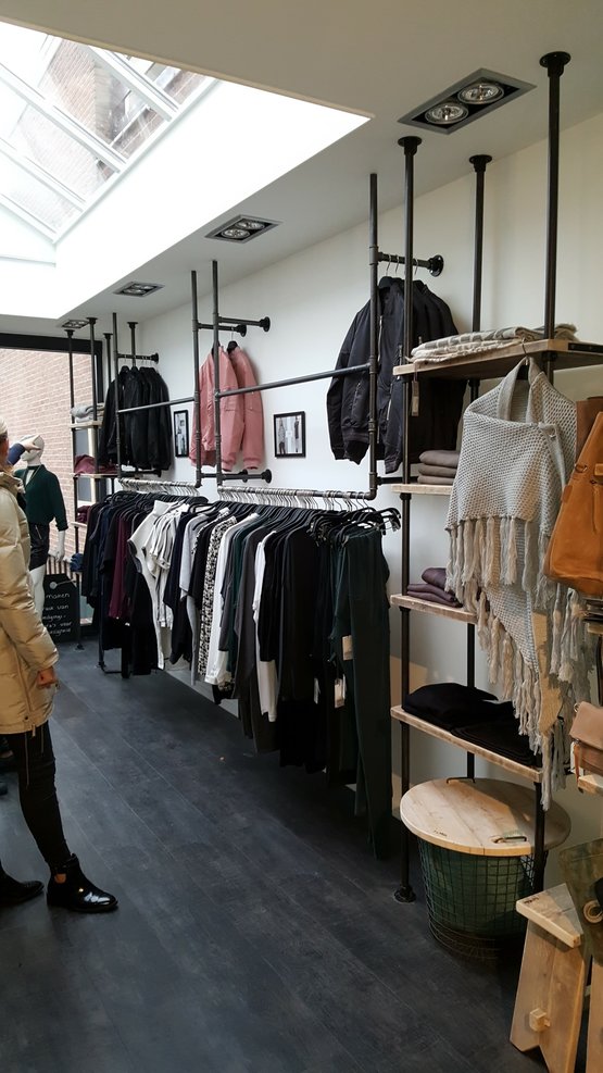 Ijzeren schapdragers van vloer tot plafond met oud houtvoorzien van koppelijzer Ijzeren schapdragers van vloer tot plafond met oud houtvoorzien van koppelijzer